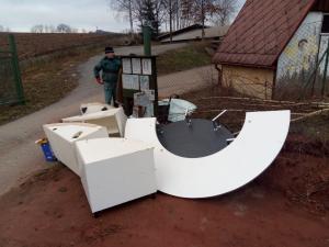 Pondělní ráno - odložení odpadu před bránou.Tohle je opravdu zbytečné,stačilo by zvednout telefon.